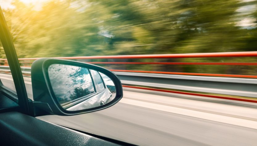 Bil side spejl og udsigt til vejen